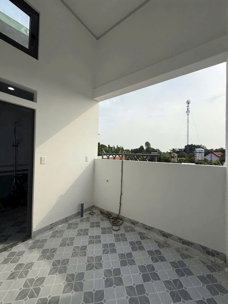 Nhà mới xây Bửu Hòa – trần thạch cao, cầu thang kính – ảnh 2
