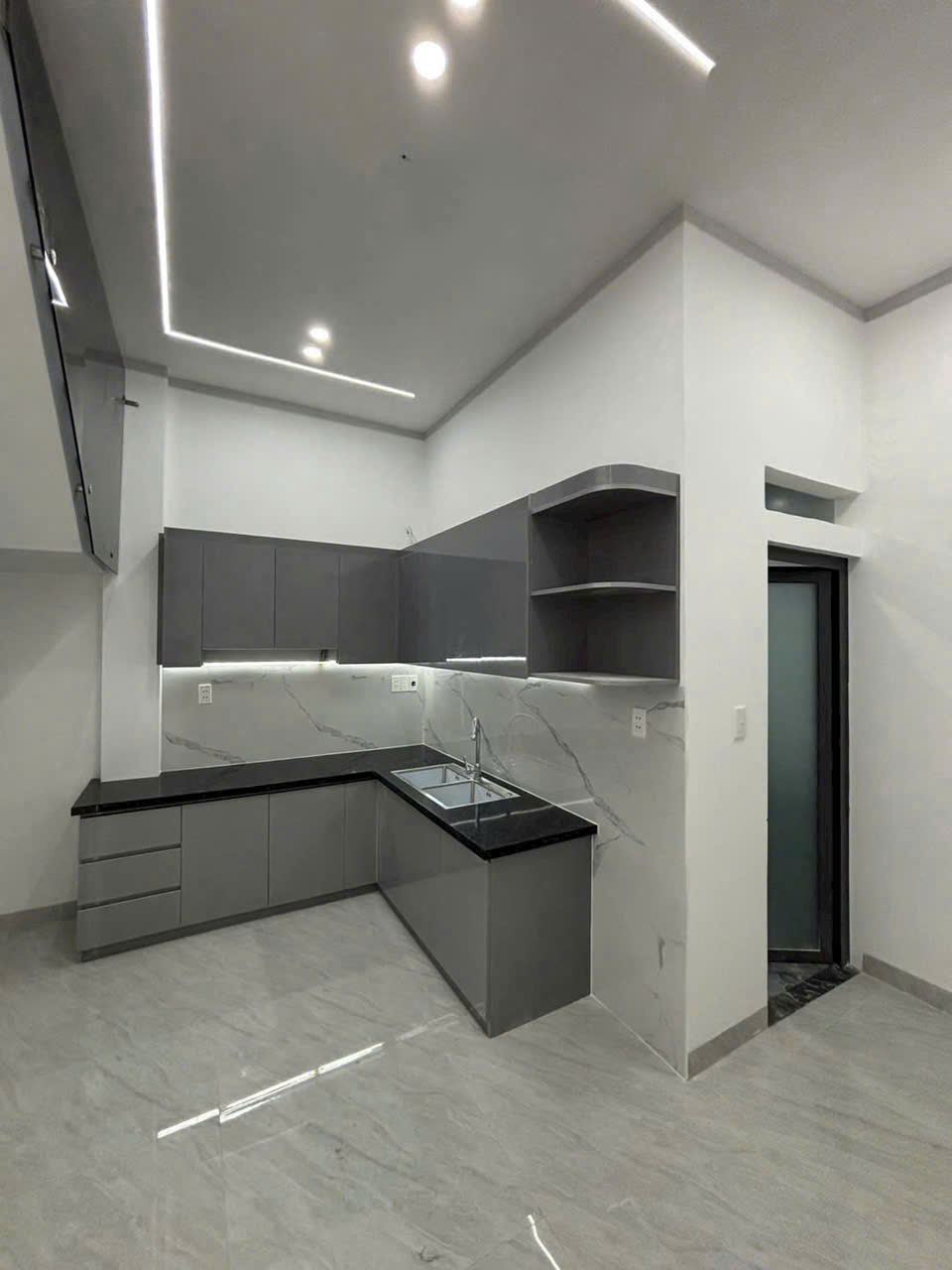Nhà mới xây Bửu Hòa – trần thạch cao, cầu thang kính – ảnh 4